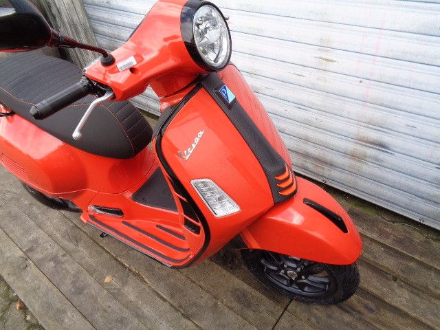 Vespa GTS 300 RST Euro5 2023 + Zubehör (TAGESZULASSUNG) in