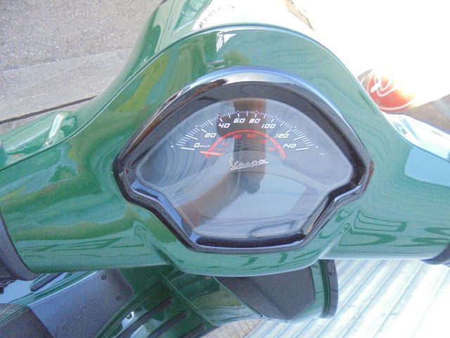 VESPA GTS 125 SuperSport RH-EDITION Porsche Irishgreen
