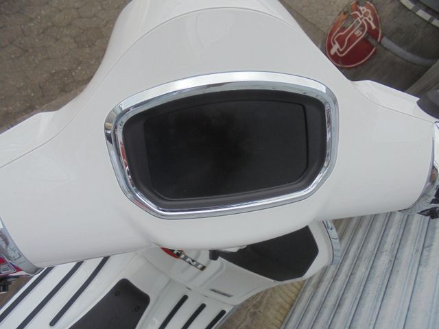 VESPA GTS 125 Super Martini Design