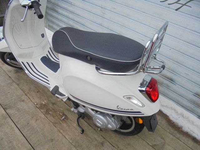 VESPA Primavera 50 4 Takt Iget YACHT CLUB