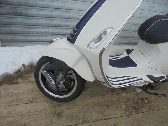 VESPA Primavera 50 4 Takt Iget YACHT CLUB