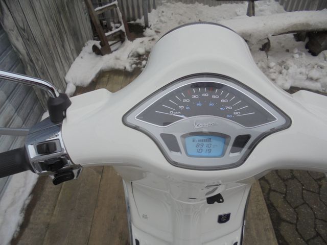 VESPA Primavera 50 4 Takt Iget YACHT CLUB