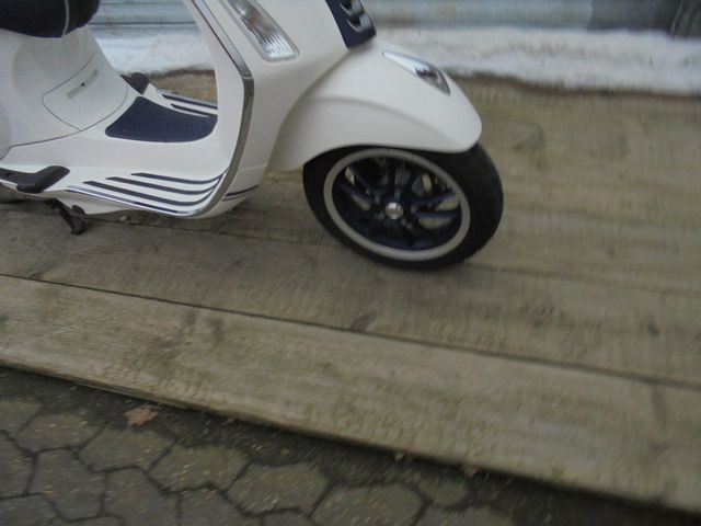 VESPA Primavera 50 4 Takt Iget YACHT CLUB