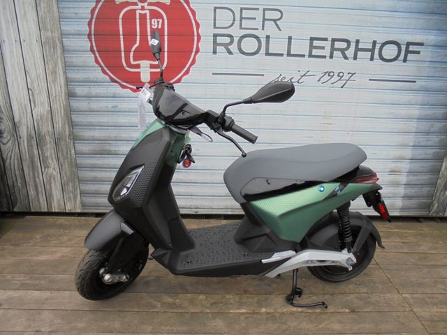 Piaggio 1 + one LR E5 45 Elektroroller