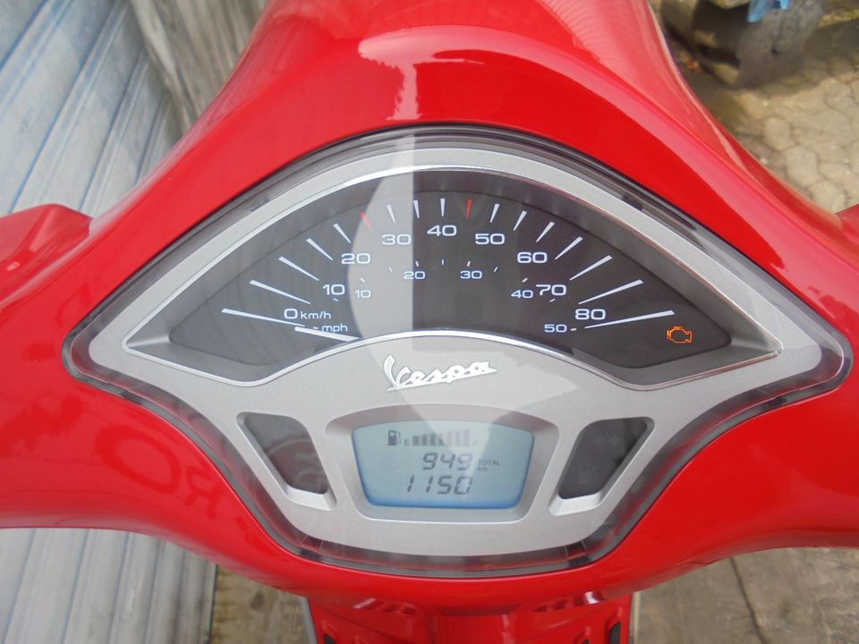 Vespa Primavera 50 iGet 4 Takt RED wie neu NR 132