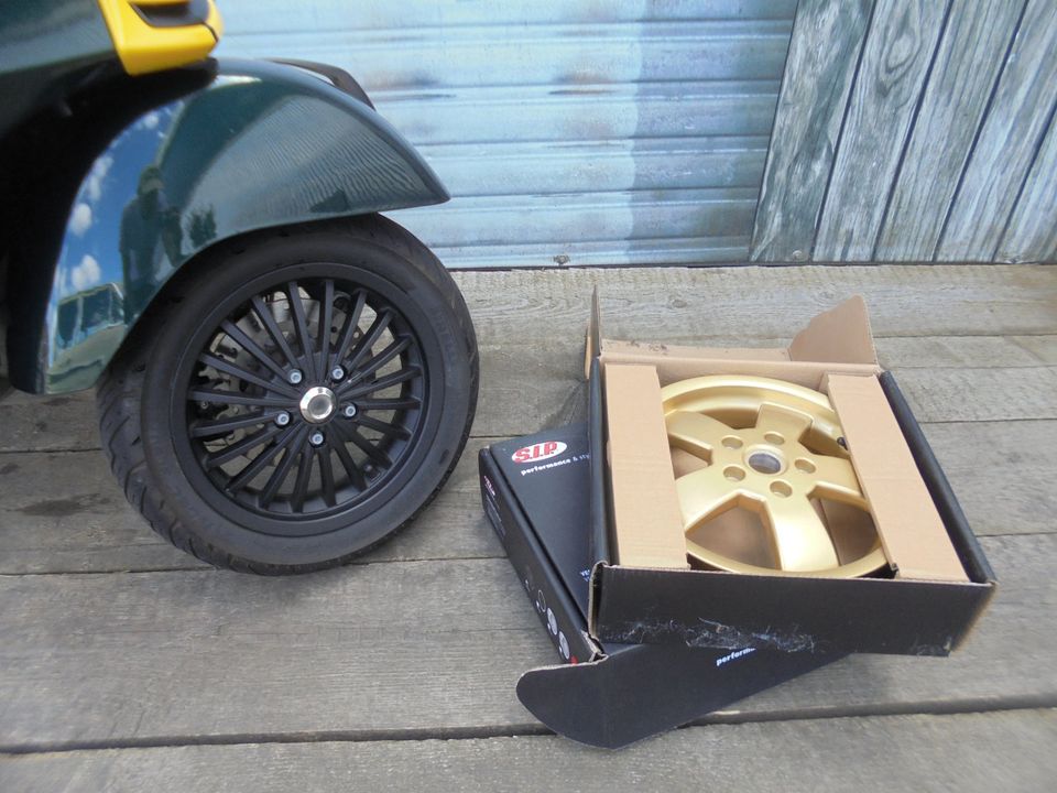 Vespa GTS 300 Racing Sixties NR 244