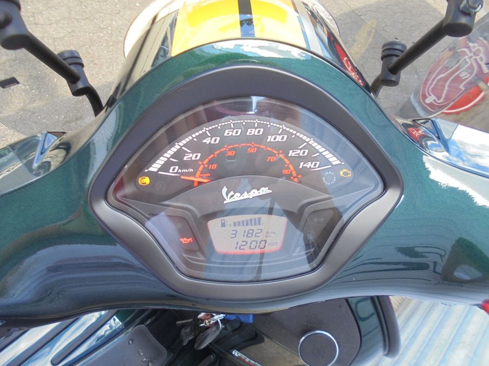 Vespa GTS 300 Racing Sixties NR 244